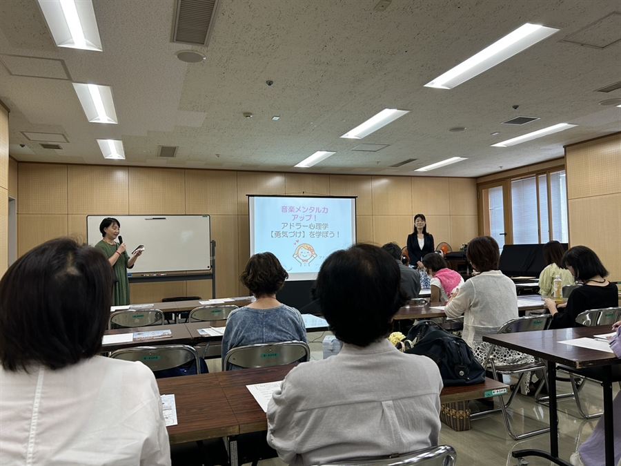 アドラー心理学「勇気づけ」の講座を受講している様子